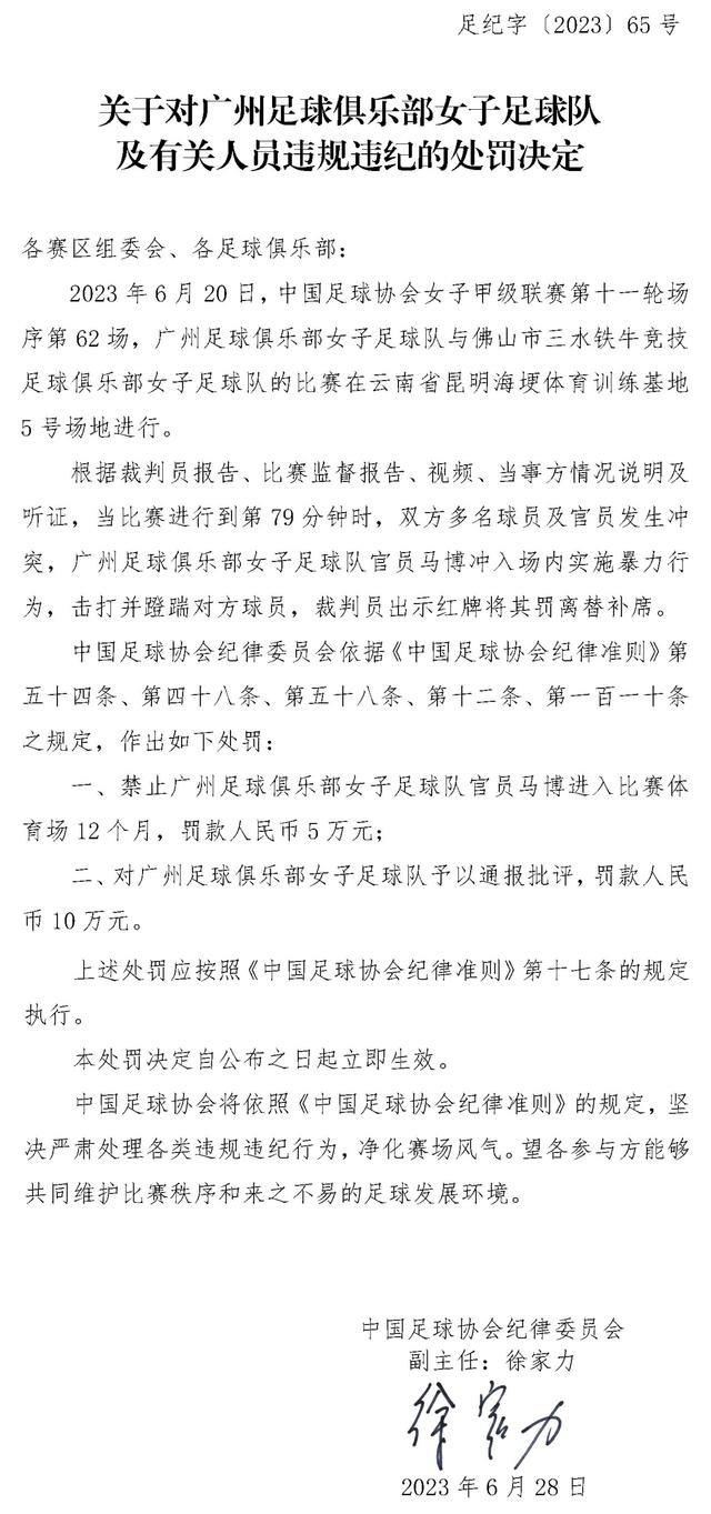 从剧情到布局、从动作到对白、从场景到表演、从服装到配乐，一切都让你回想昔时第一次看到《坦克年夜决战》、《西部旧事》、《荒原年夜镖客》、《野鹅敢死队》、《追捕》、《佐罗》、《卡桑德拉年夜桥》、《第一滴血》、《终结者》、《真实的假话》、《侏罗纪公园》、《虎胆龙威》这些放在今天依然值得频频回味的经典作品一样，同时感触感染到强烈的视听快感和深切的感情体验两种魅力，这类此刻在贸易片子中愈来愈少见的有情有义、有火爆排场又不掉情面味儿的传统魅力，被这部《007天幕危机》发扬光年夜了，使得人们心中最原始的情谊结虔诚被激起了出来，乃至让你健忘了，它依然是阿谁思惟布满主旋律意识、心里布满阳光感的奸细劳模。